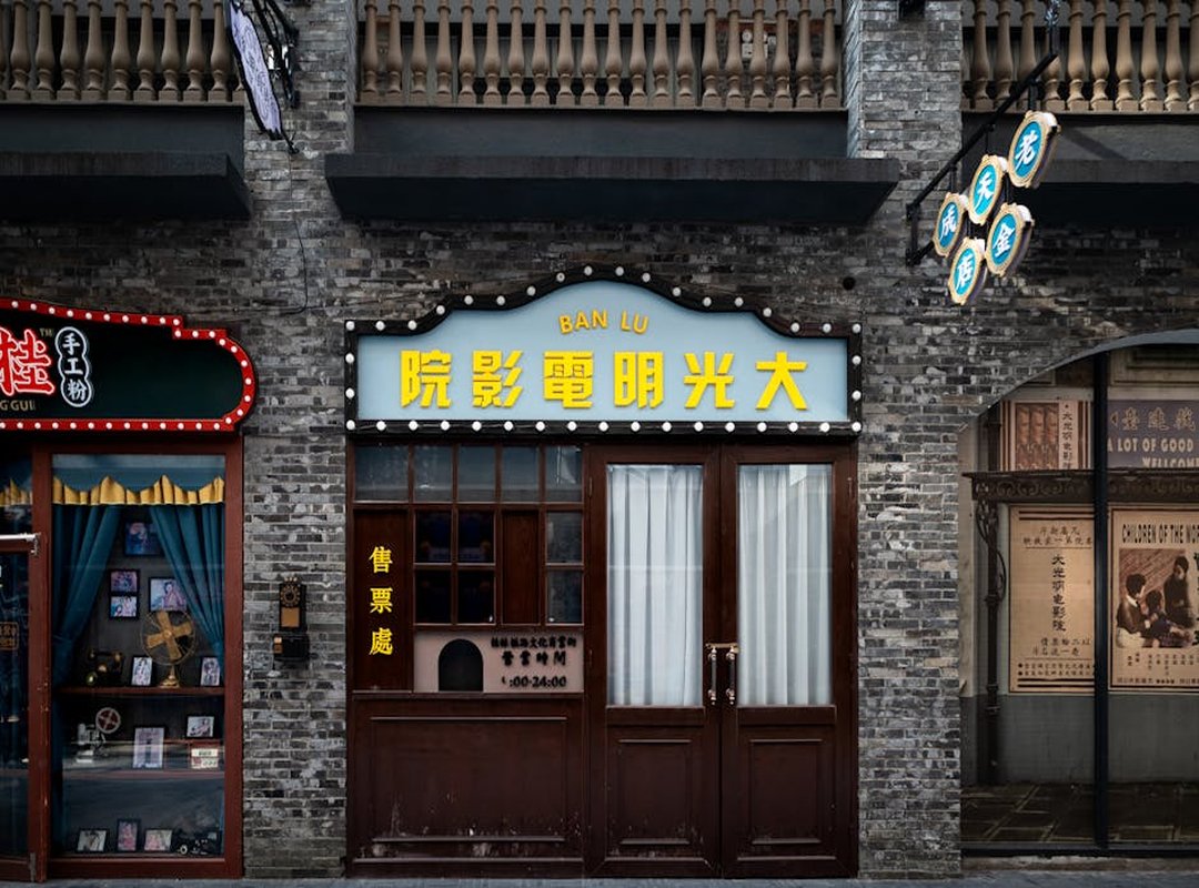 Why This Isn't Your Typical Heist Movie: Themes and Style